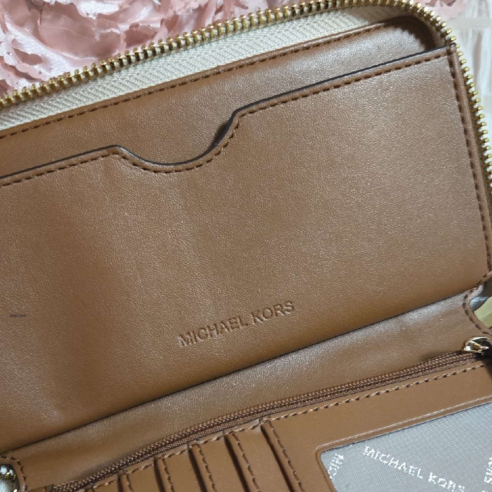 Michael Kors Beige and Gold Wallet - Picture 5 of 9